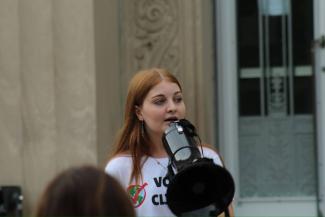 Mia Breznau speaking at the new Ardea groups End the Era of Fossil Fuels protest in September 2024